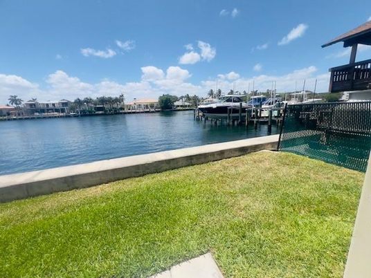 Exterior, Lake