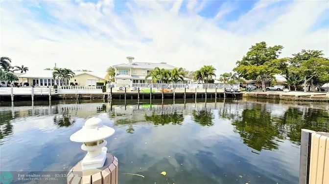 Exterior, Lake