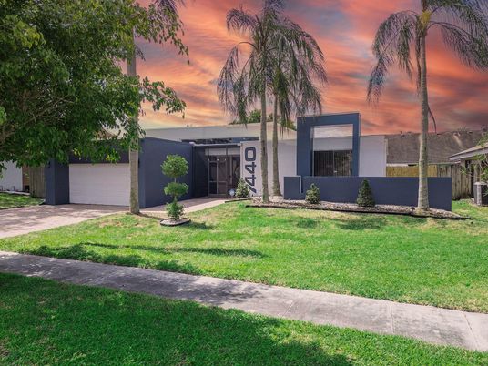 Attached, Backyard, Exterior, Facade, Modern