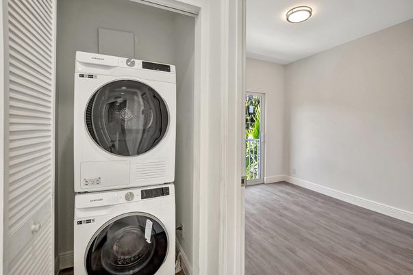 Interior, Utility Closets, Washer, Wood Texture Flooring