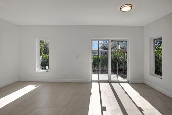 Empty room, Interior