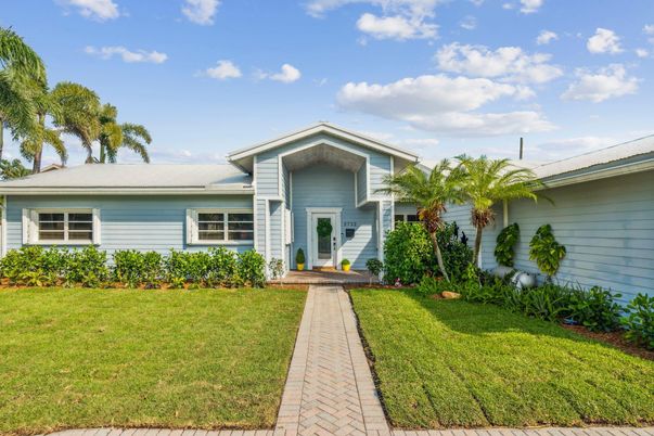 Backyard, Exterior, Facade, Ranch