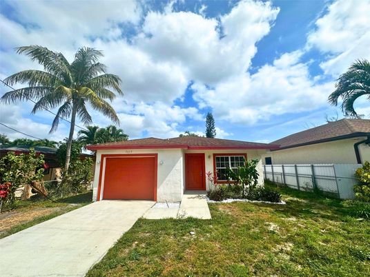 Attached, Exterior, Facade, Ranch
