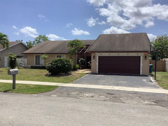 Attached, Exterior, Facade, Ranch