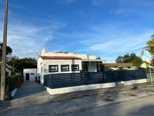 Attached, Exterior, Facade, Spanish Mediterranean