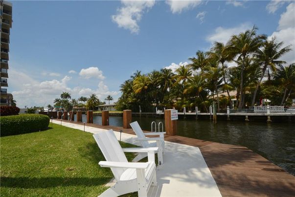Exterior, Lake