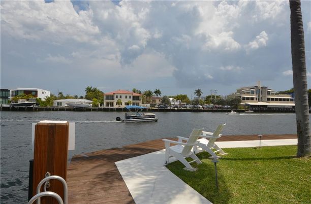 Exterior, Lake