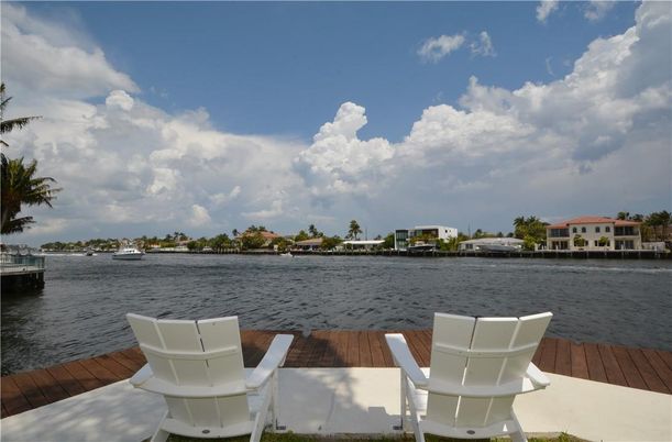 Exterior, Lake