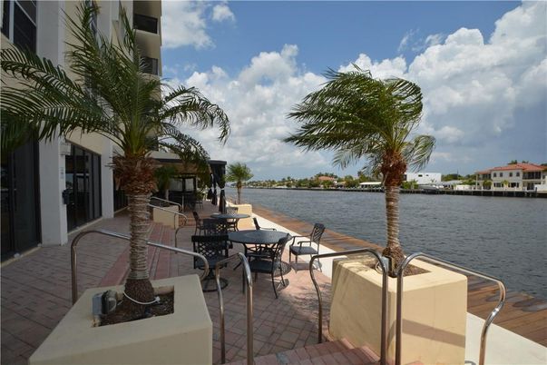 Exterior, Lake