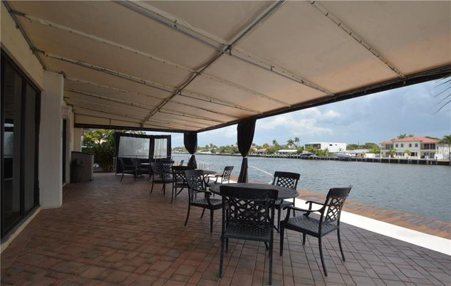 Exterior, Lake