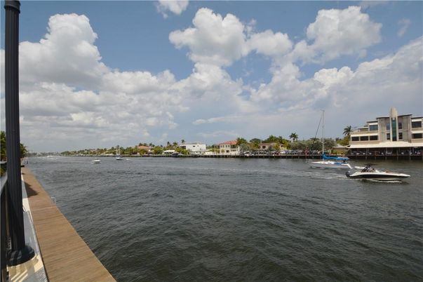 Exterior, Lake