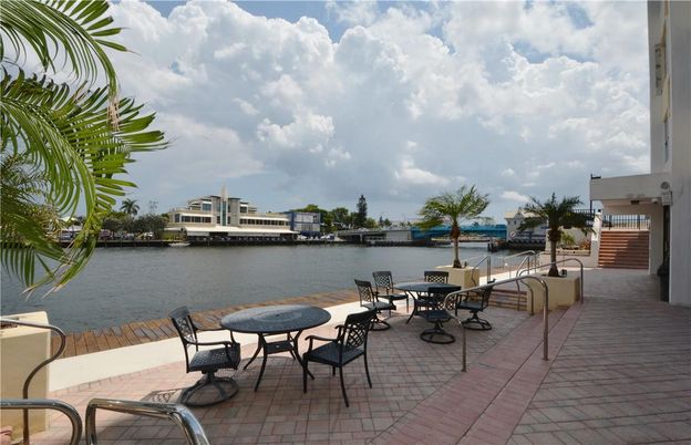Exterior, Lake