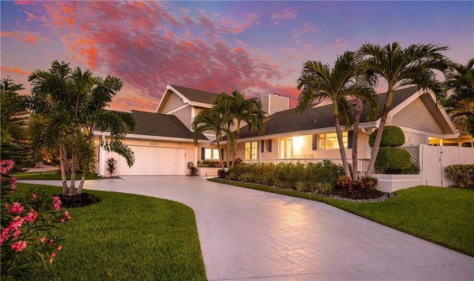 Attached, Exterior, Facade, Farmhouse