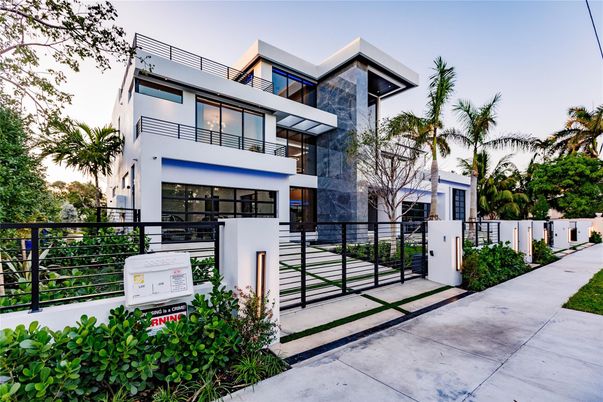 Exterior, Facade, Modern
