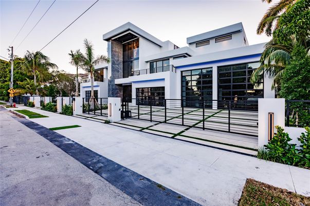 Backyard, Exterior, Facade, Modern