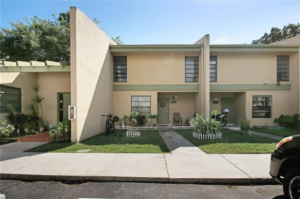 Exterior, Facade, Modern
