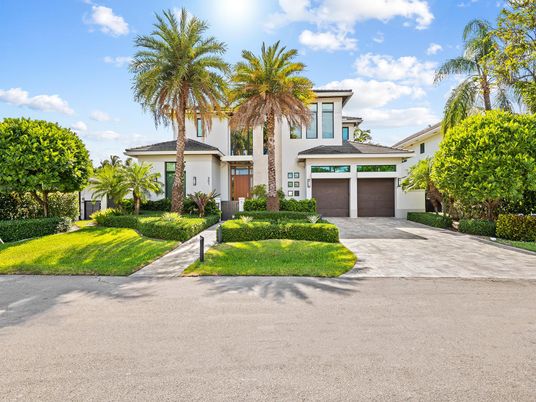 Attached, Exterior, Facade, Mediterranean