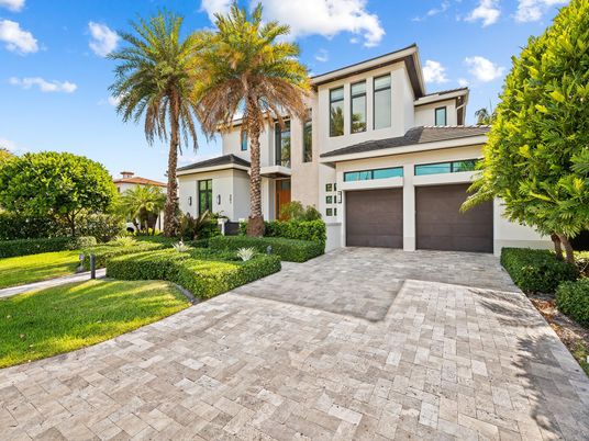 Attached, Exterior, Facade, Mediterranean