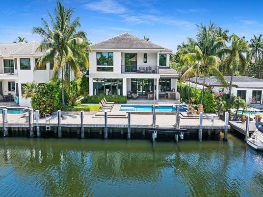 Exterior, Lake