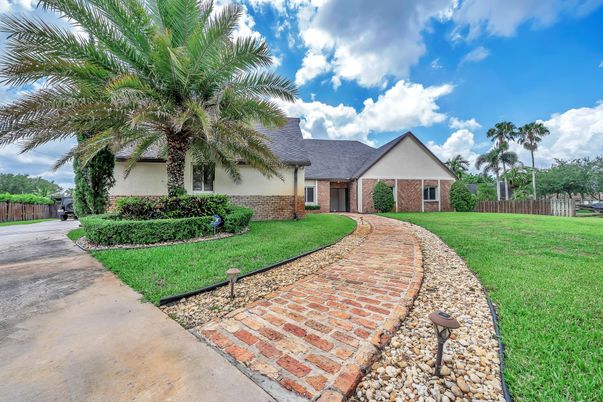 Backyard, Exterior, Facade, Brick Facade, Ranch