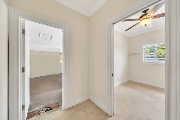 Empty room, Interior