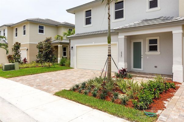 Attached, Exterior, Facade, Mediterranean