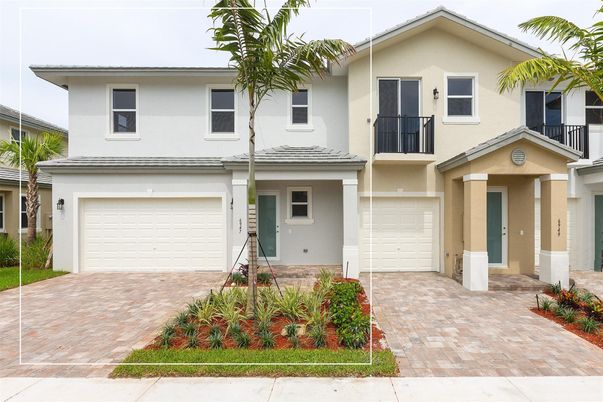 Attached, Exterior, Facade, Mediterranean