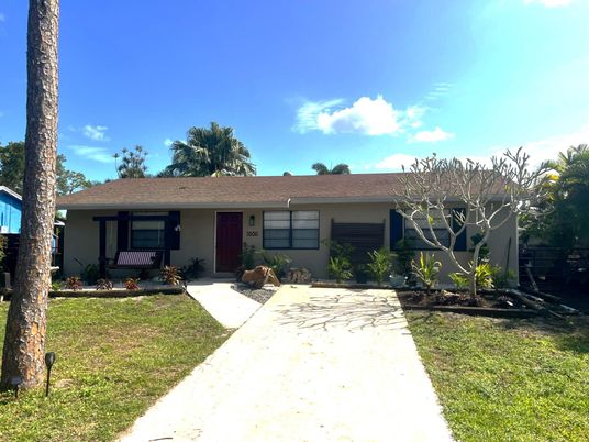 Backyard, Exterior, Facade, Ranch