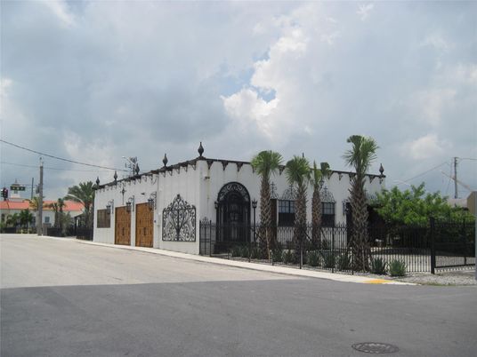 Exterior, Facade, Spanish Mediterranean