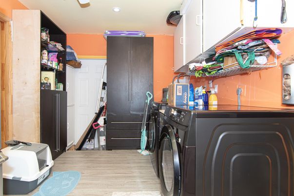 Interior, Recessed Lighting, Washer, Wood Texture Flooring