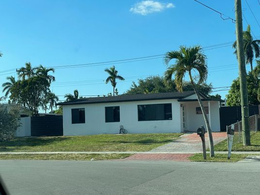 Exterior, Facade, Ranch