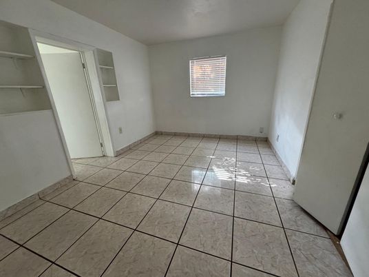 Empty room, Interior