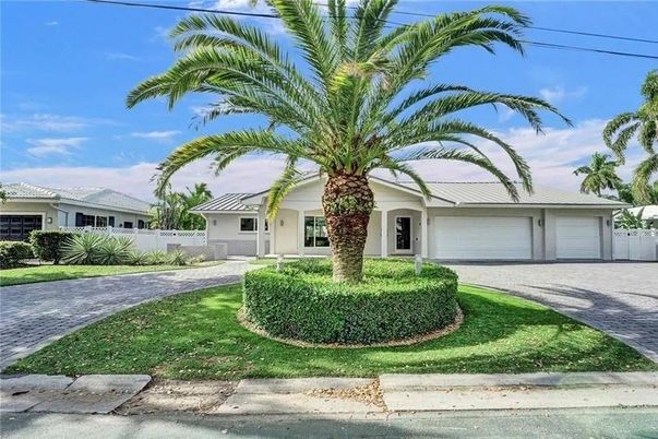 Attached, Exterior, Facade, Ranch