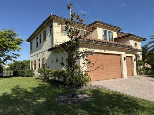 Attached, Exterior, Facade, Mediterranean