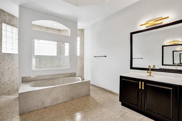 Bathroom, Dual Sink Vanities, Interior, Recessed Lighting