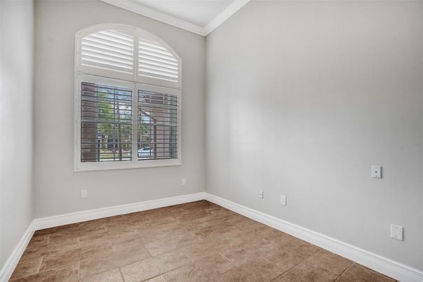 Empty room, Interior