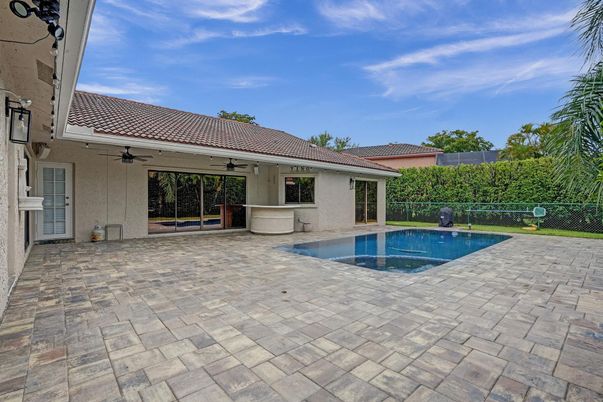 Exterior, Pool