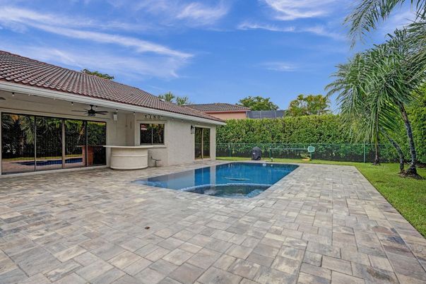 Exterior, Pool