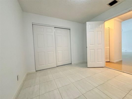 Empty room, Interior