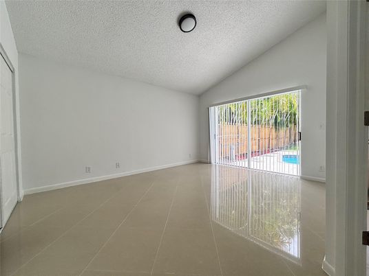 Empty room, Interior