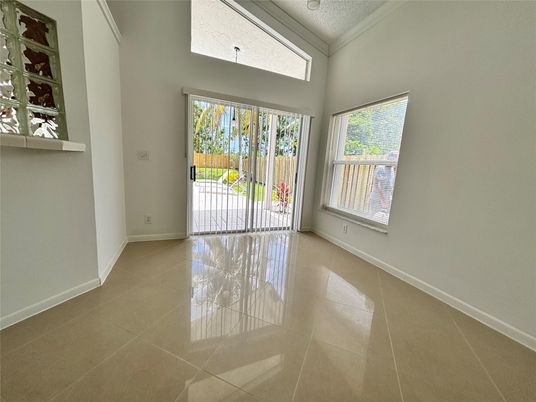 Empty room, Interior