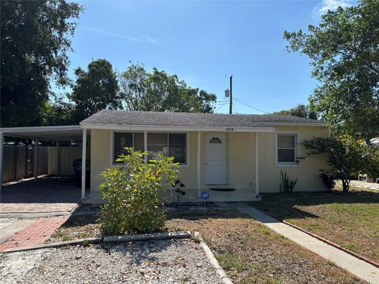 Exterior, Facade, Ranch