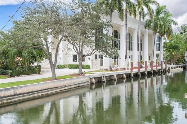 Exterior, Lake