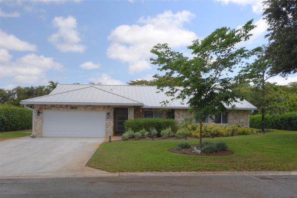Attached, Exterior, Facade, Brick Facade, Ranch