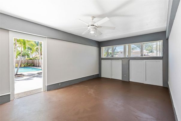 Empty room, Interior
