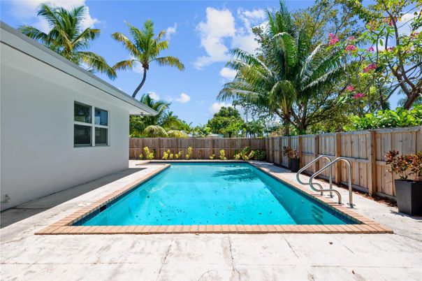 Exterior, Pool