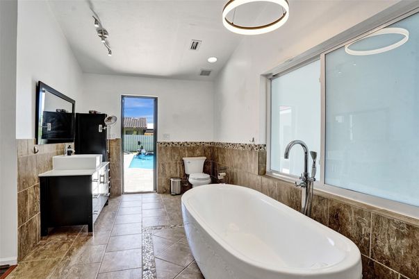 Bathroom, Dual Sink Vanities, Free Standing Baths, Interior, Recessed Lighting