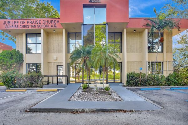 Exterior, Facade, Modern