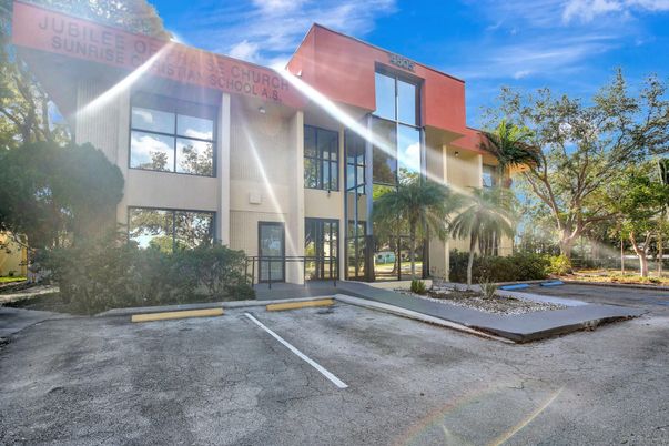 Exterior, Facade, Modern