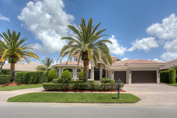 Attached, Exterior, Facade, Mediterranean